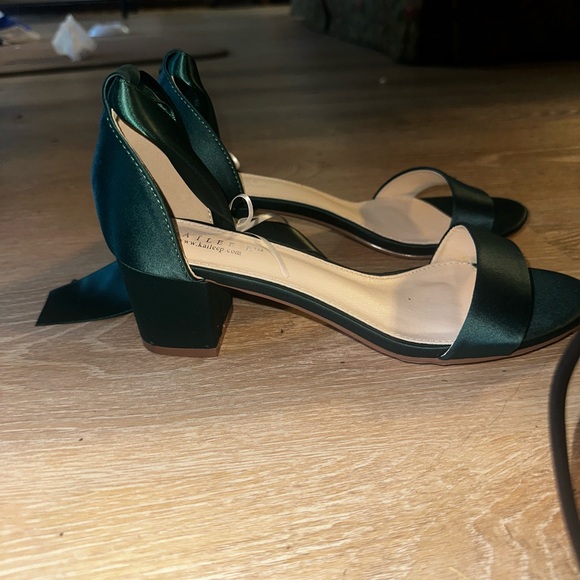 Chic Kailee P Satin Bow Heels in Deep Hunter Green Size 8. NWT - Picture 2 of 7